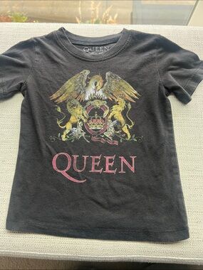 Queen Black Kids' Short Sleeve Tee with Multicolor Crest Graphic
